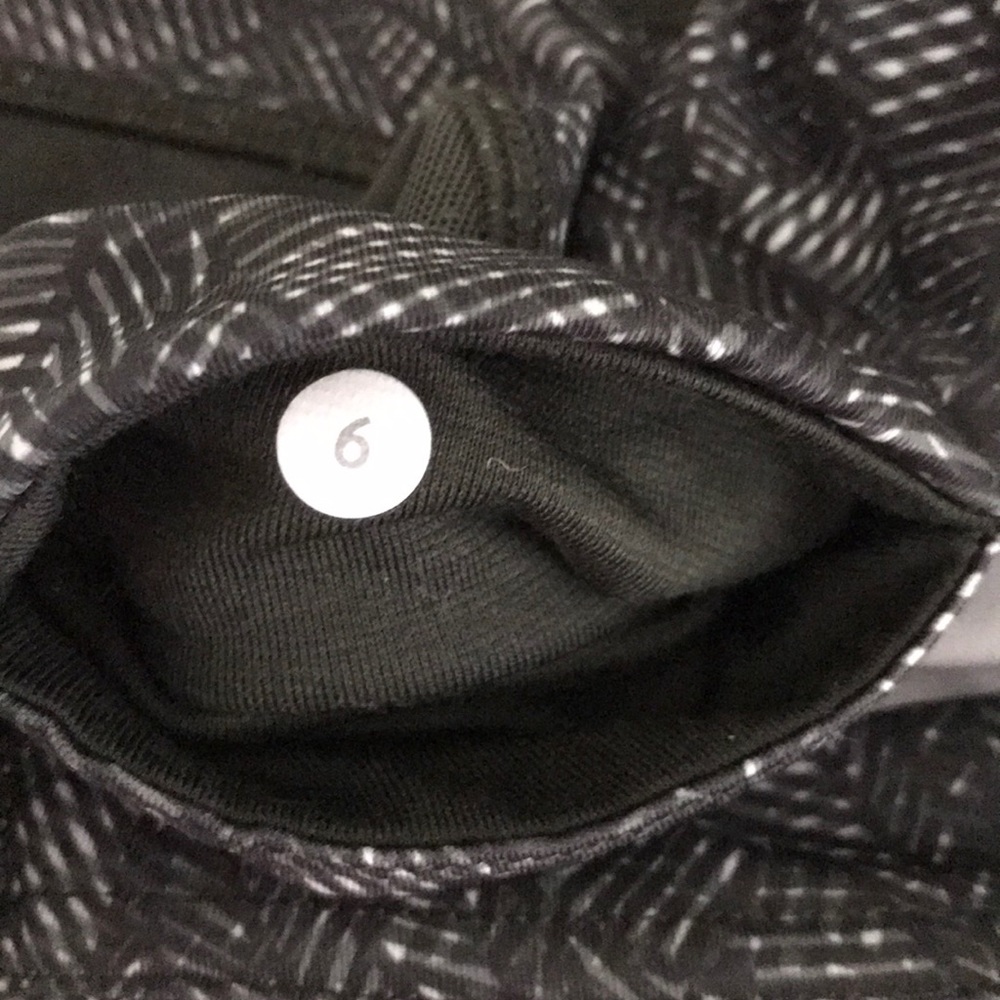 Lululemon green leaf & mesh capris size 6 - Picture 9 of 9